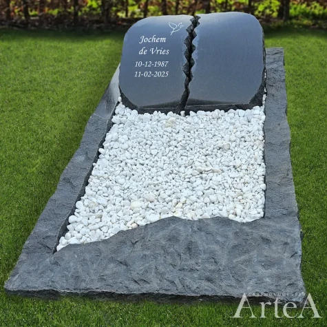 Grafsteen van ruwgekapt graniet