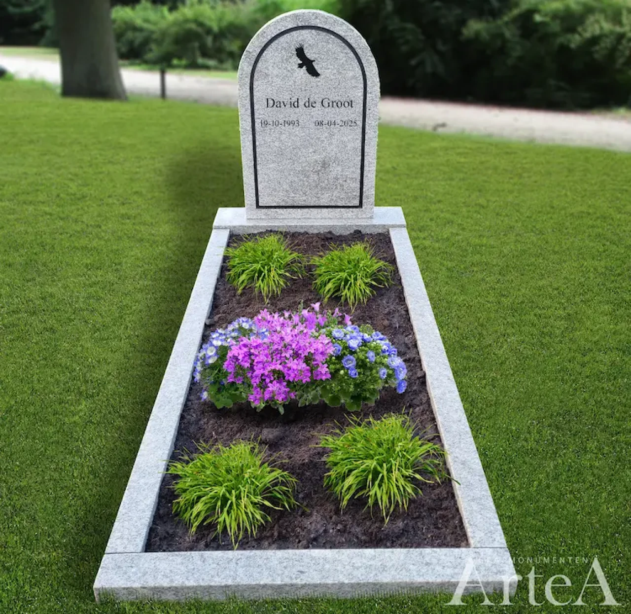 Eenvoudige grafsteen met foto van een vogel