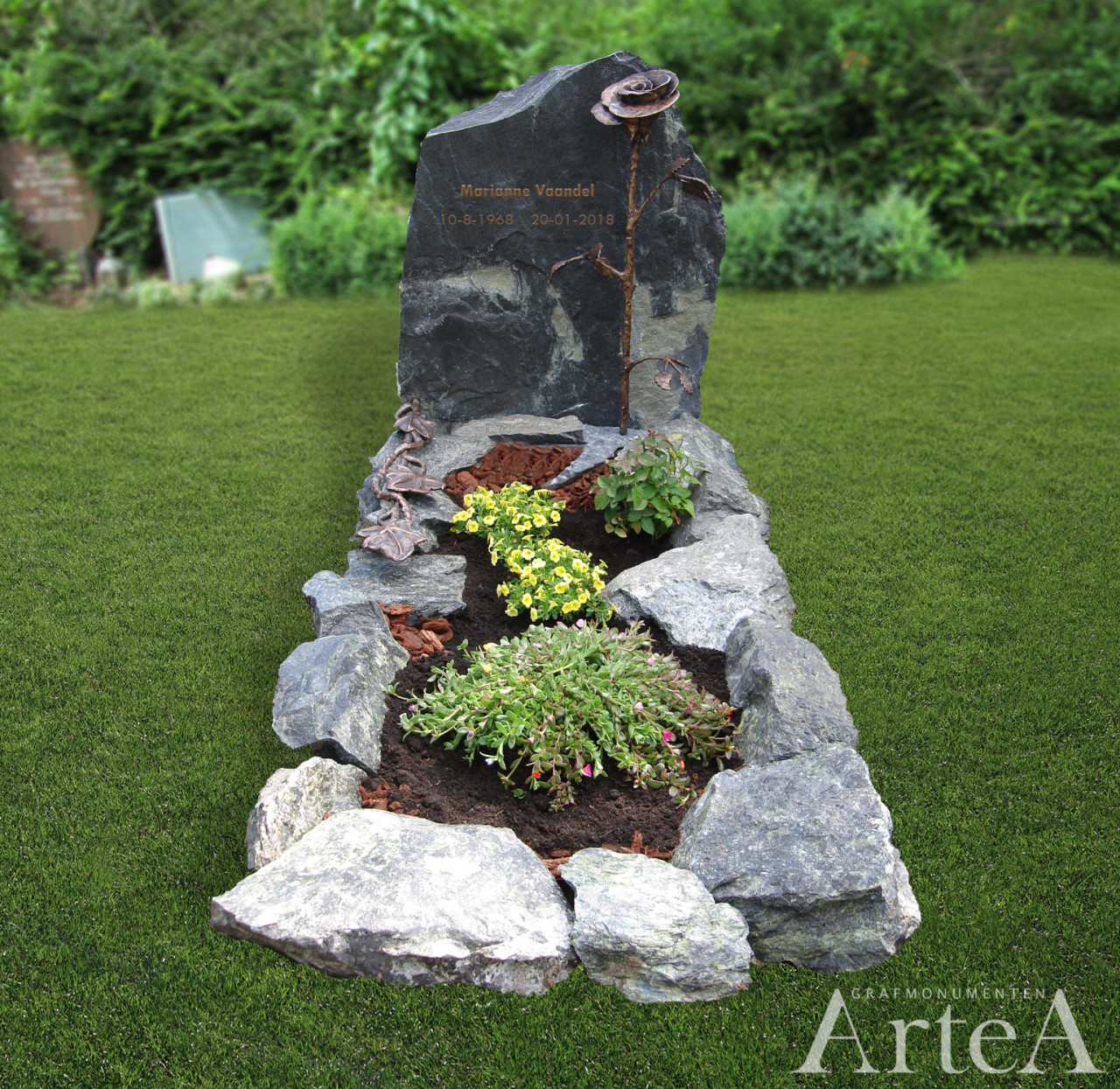 Grafsteen ruw gekapte kei met bronzen roos