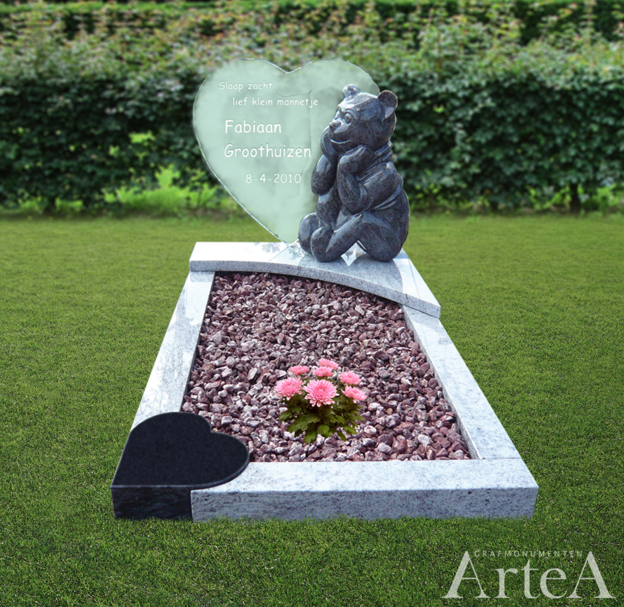 Kind grafmonument met glasplaat in hartvorm kindersteen met beertje en hart