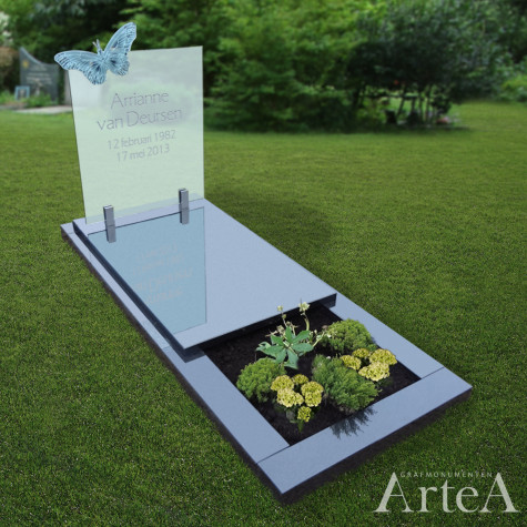 Kindermonument met glasplaat en vlinder kindersteen met zwart graniet