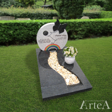 Kindermonument vlinder en regenboog kinderstee wit en zwart grijs graniet