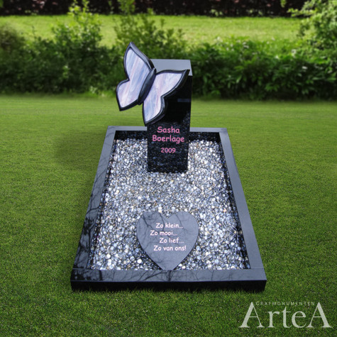 Kindermonument vlinder op een zuil met glas kindersteen met hart van zwart graniet
