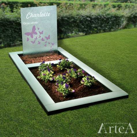 grafsteen met glas en vlinder voor kind