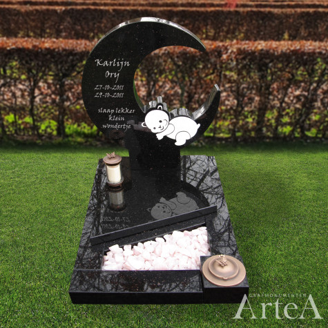 gedenksteentje voor kind met beertje en maan