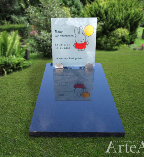 Kindermonument met glasplaat en afbeelding van nijntje kindersteen van zwart graniet