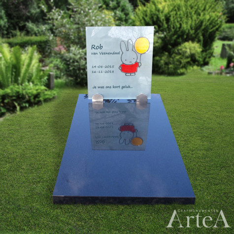 Kindersteen met glasplaat en afbeelding van nijntje kindermonument zwart graniet