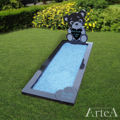 KIndersteen van zwart graniet met blauwe letters en een beertje met hart