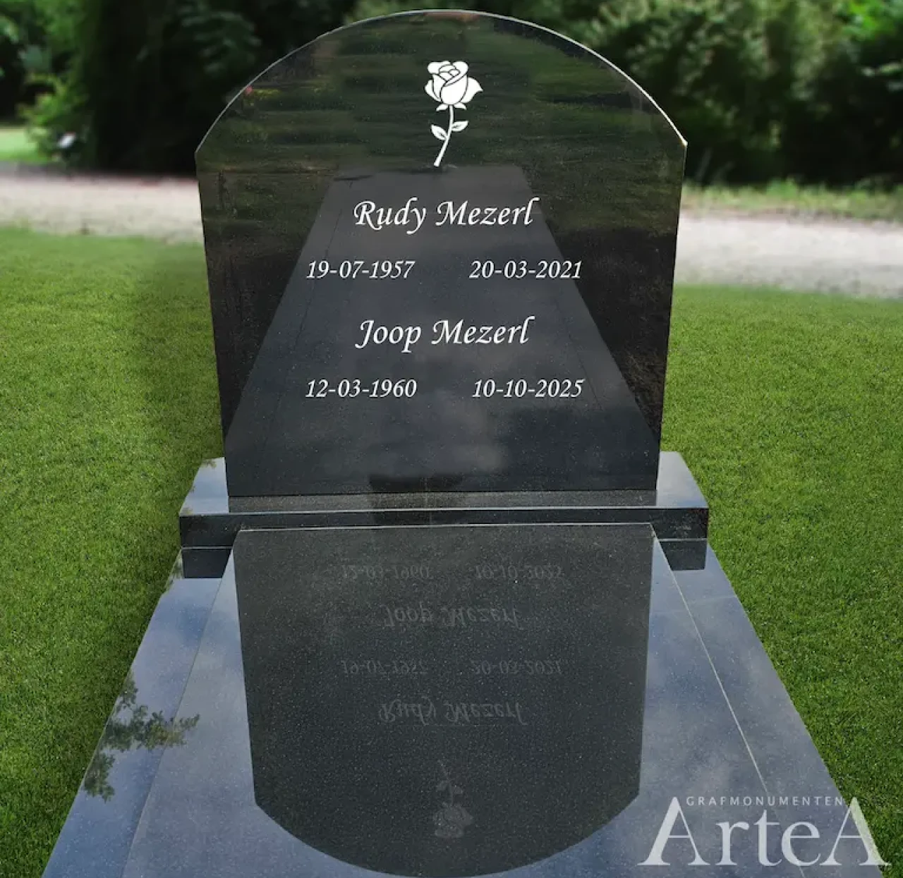 klassieke grafsteen van zwart natuursteen met roos