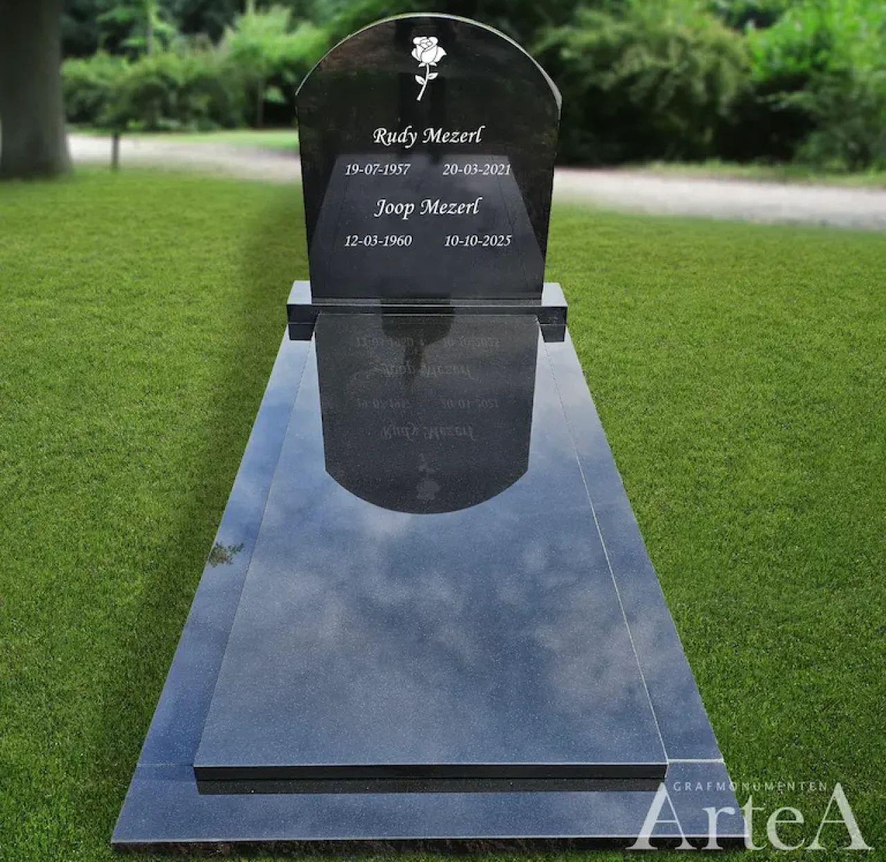 klassieke grafsteen van zwart natuursteen met roos