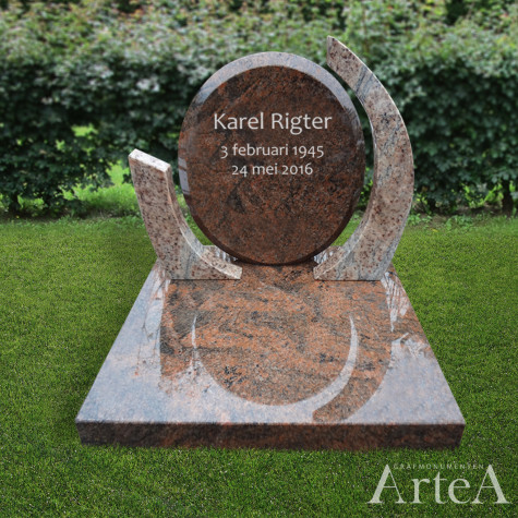 Kort grafmonument met rood graniet