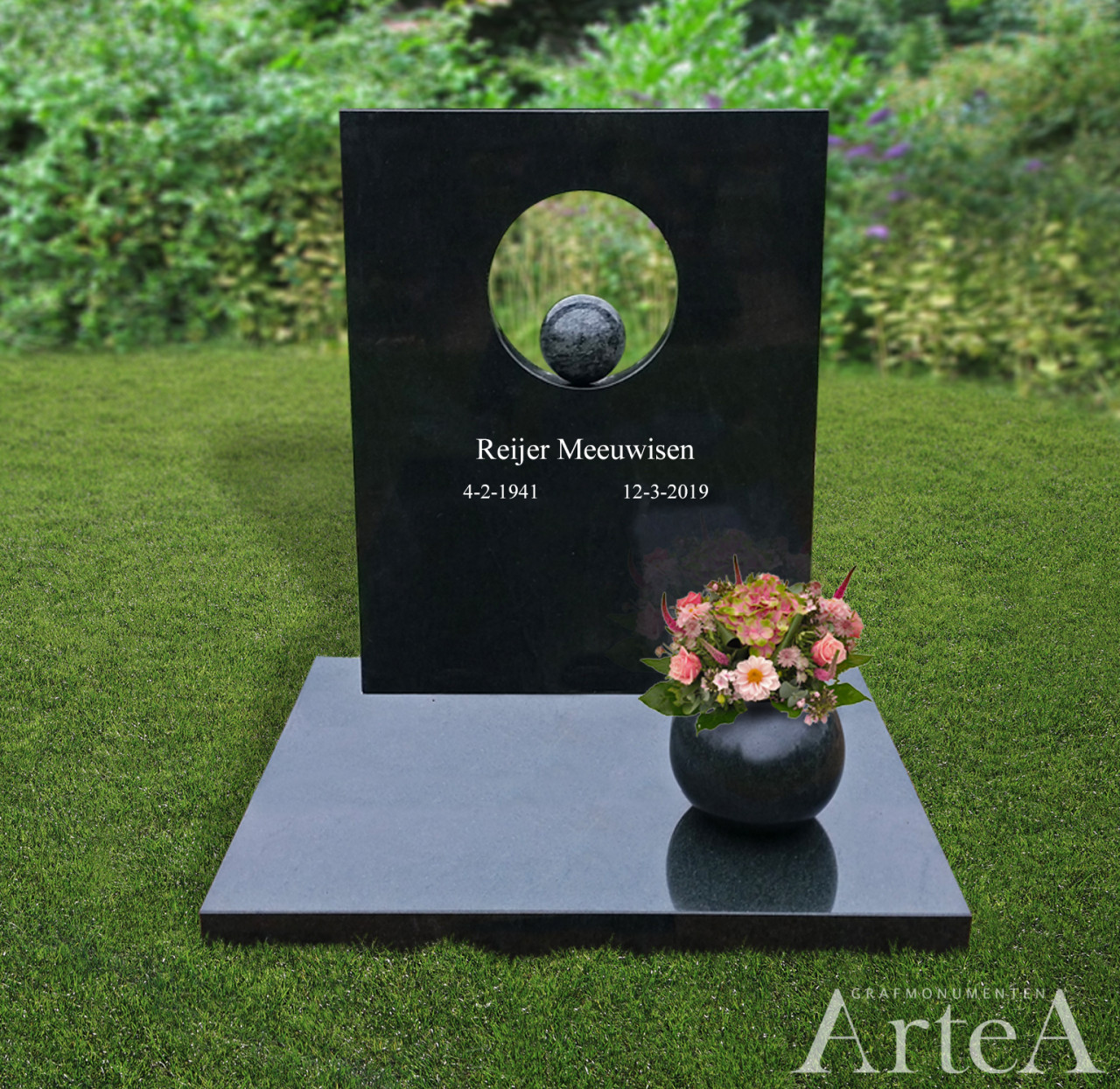 Kort grafmonument met bol zwart graniet en vaas