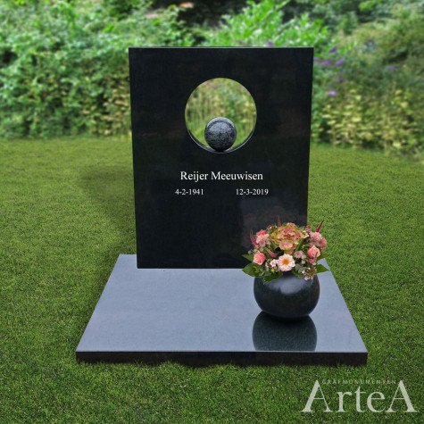Kort grafmonument met bol zwart graniet en vaas
