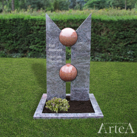 Kort monument met ballen en 2 zuilen van graniet