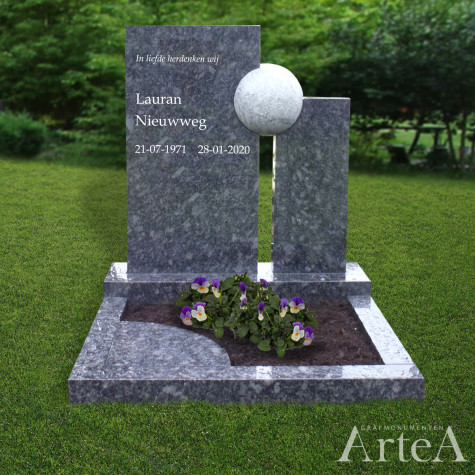 Korte grafsteen met bal grijs blauw graniet