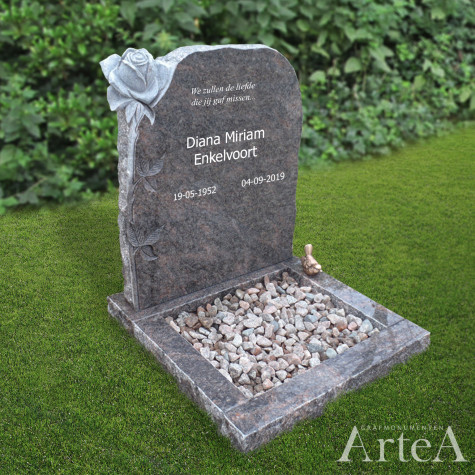 Korte grafsteen met uitgekapte roos van graniet