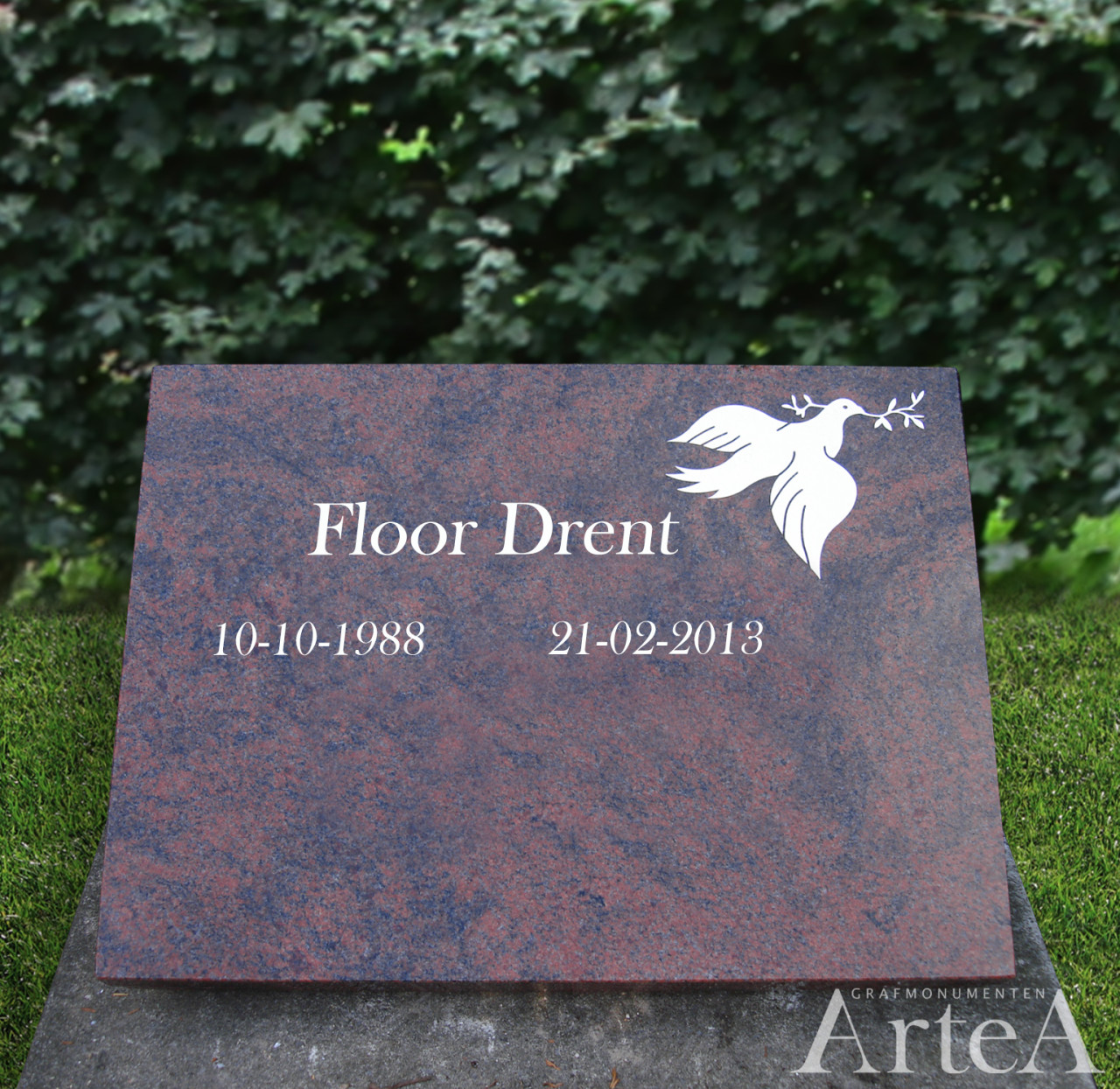 Letterplaat van rood graniet en vogel