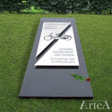 Liggend grafmonument met RVS plaat en fiets en roos