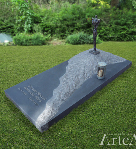 Liggende grafzerk met beeld en ruw gedeelte graniet