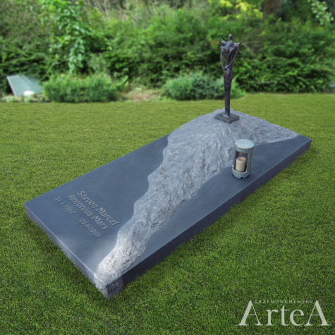 Liggende grafzerk met beeld en ruw gedeelte graniet