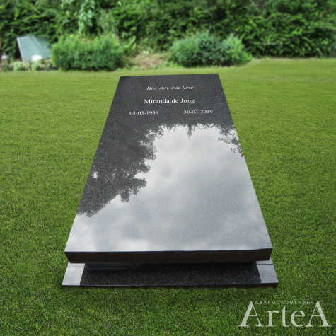 Liggende grafzerk grafmonument van zwart graniet