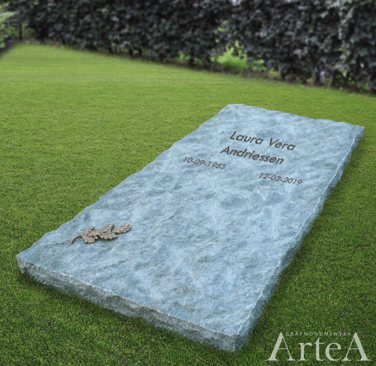 Grafzerk met ruwgekapt deel en graniet met bronzen letters