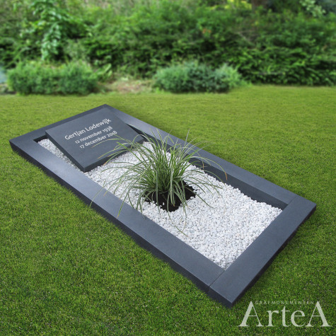 Grafsteen liggend met tekst plaat