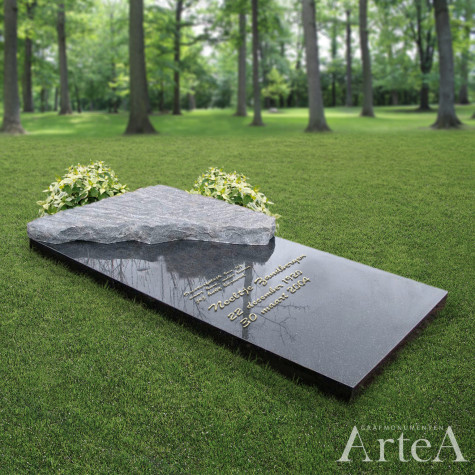 Liggende grafsteen met ruwe kant en zwart graniet en bronzen letters