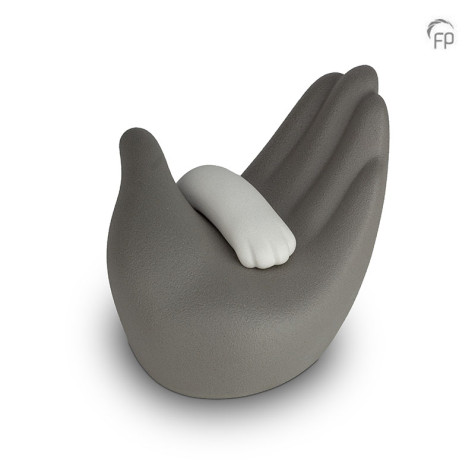 Dierenurn - Porseleinen hand met dierpootje - symbool voor liefde tussen mensen en hun huisdieren