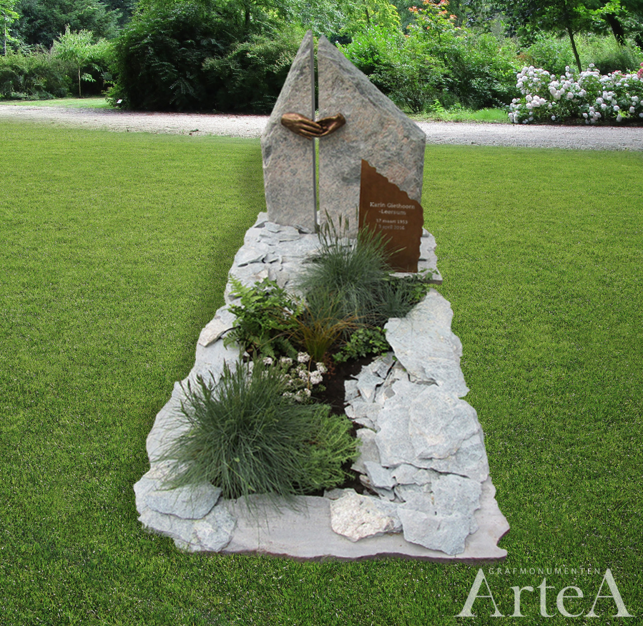 Ruwgekapt grafmonument met ruwe kei en bronzen handen