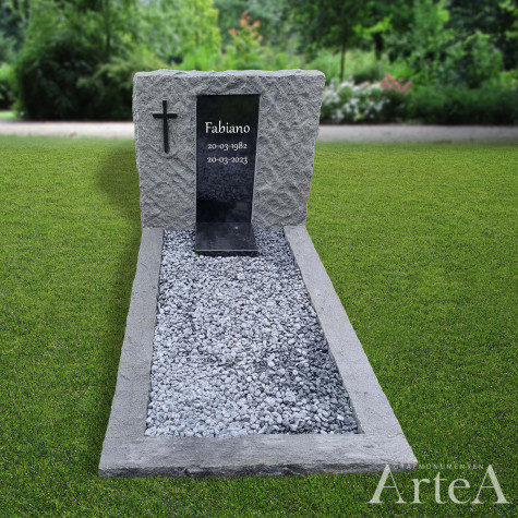 grafmonument natuursteen ruw gekapt met kruis