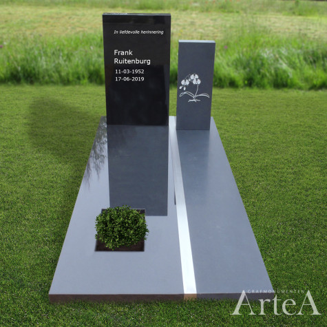 Grafsteen van zwart graniet met RVS rand en bloem