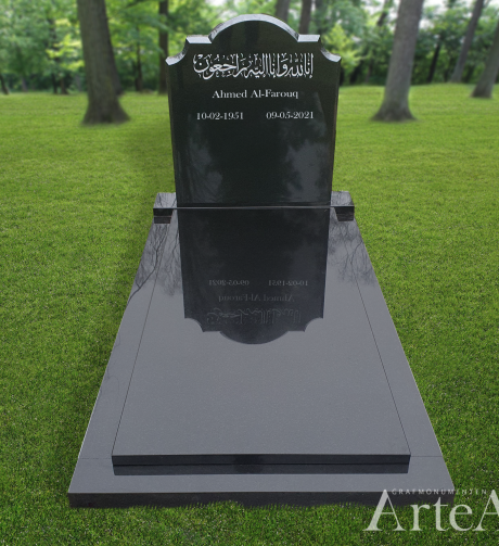 Een traditionele islamitische grafsteen van zwart graniet