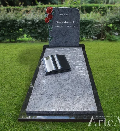 Grafsteen met stenen bloem in Barneveld