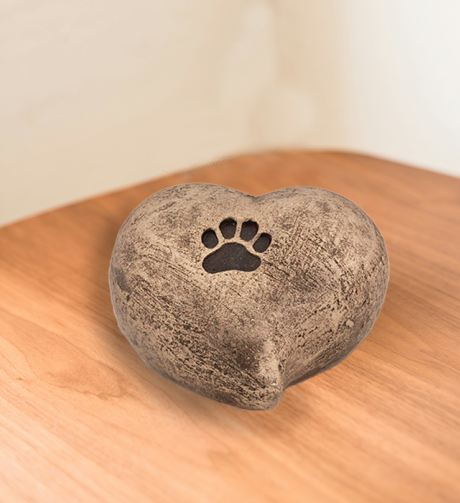 honden urn met pootje in hartvorm van keramiek