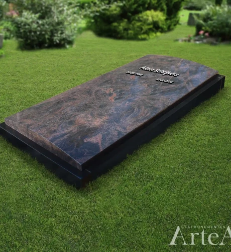 Een liggende grafsteen met bronzen letters