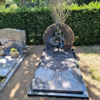 Bijzondere grafsteen geplaatst door Artea Grafmonumenten