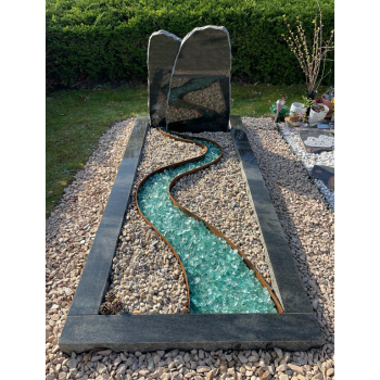 Zwarte grafsteen met glas brokken
