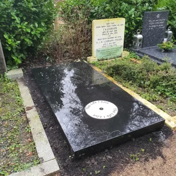 Zwarte grafzerk met RVS