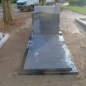 Eenvoudige grafsteen geplaatst op de begraafplaats