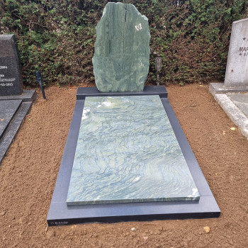 Groene grafsteen met zwart graniet prachtig grafmonument