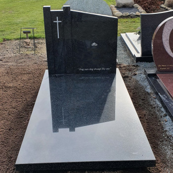 grasteen met kruis en ringen prachtig grafmonument als gedenkteken van zwart graniet