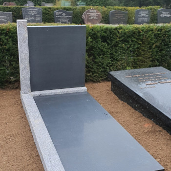 Eenvoudige grafsteen mat zwart graniet kopen