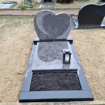 Grafsteen met hart geplaatst door Artea Grafmonumenten