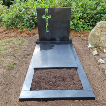 Grafsteen zwart graniet met kruis