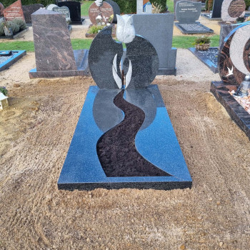 Grafsteen met bloem en tuin