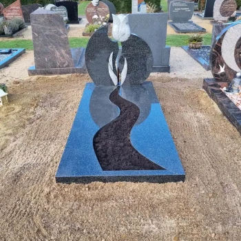 Grafsteen met bloem en tuin geplaatst door Artea Grafmonumenten