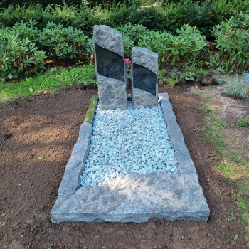 Grafsteen met 2 zuilen en ruw graniet