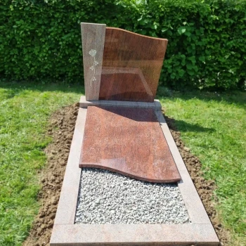 Eenvoudige grafsteen rood geplaatst door Artea Grafmonumenten