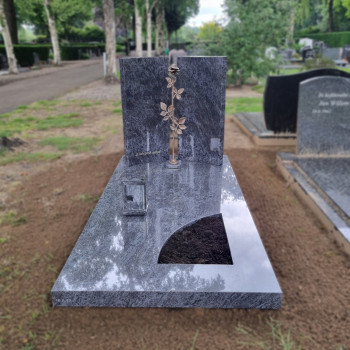 Grafsteen met bronzen roos